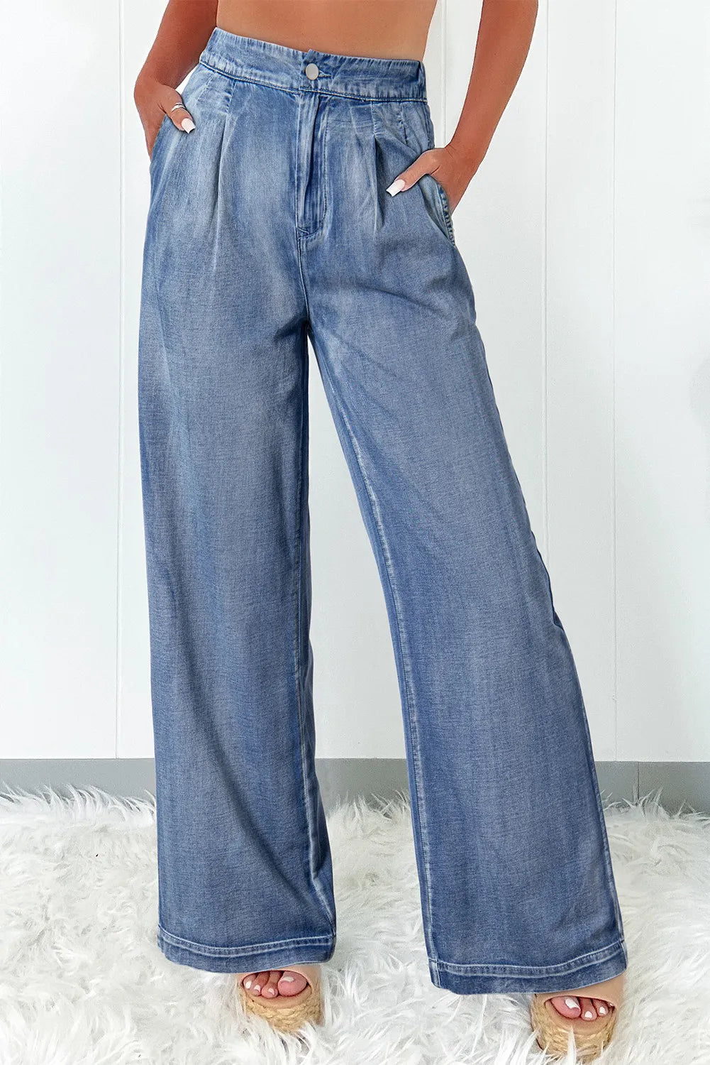 Blue high waist wide leg jeans with pockets and no stretch, made of 95% cotton and 5% polyester.