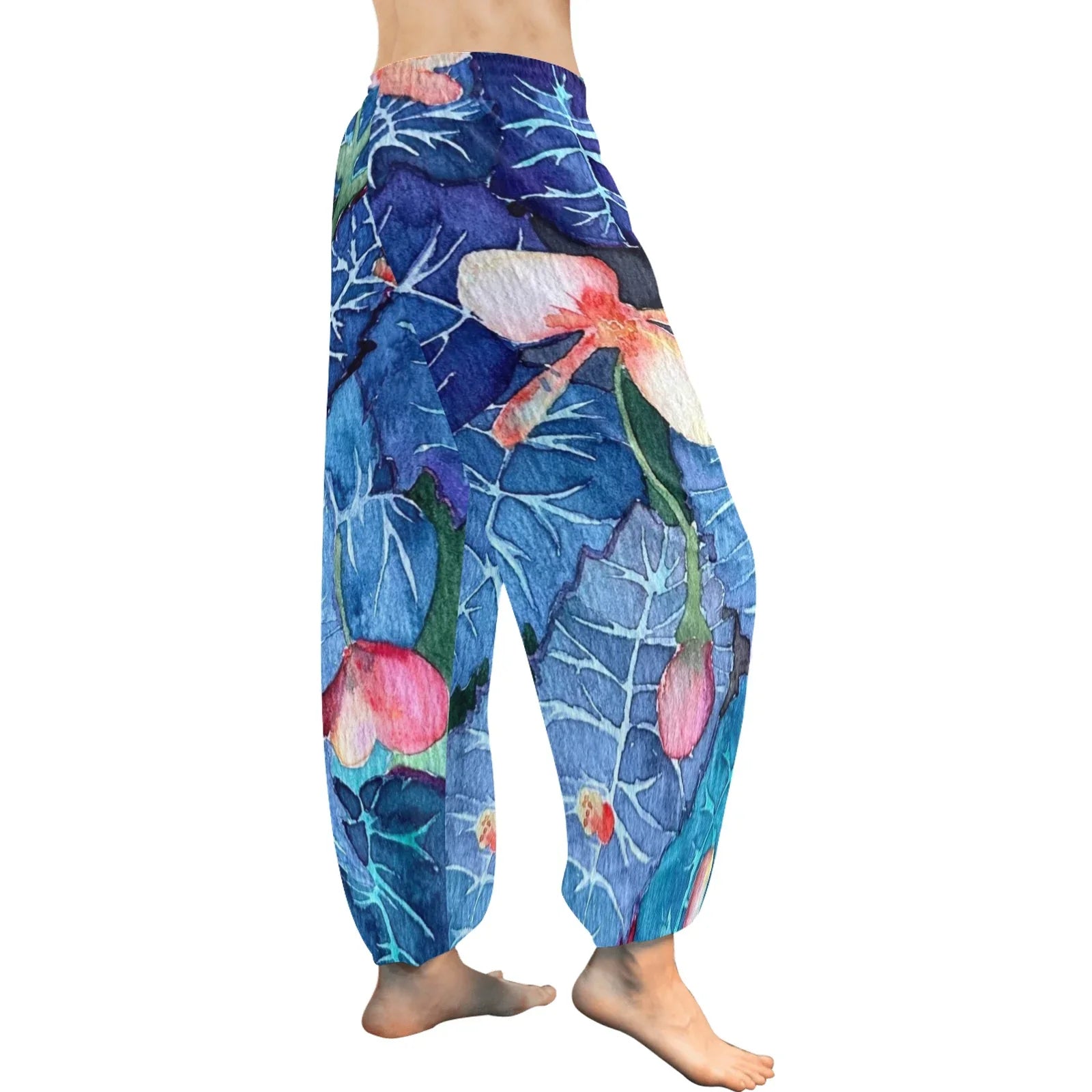Rote Blumen auf blauer Hose